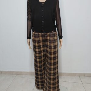 pantalon large à carreaux.