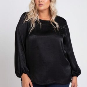 blouse noire satinée.