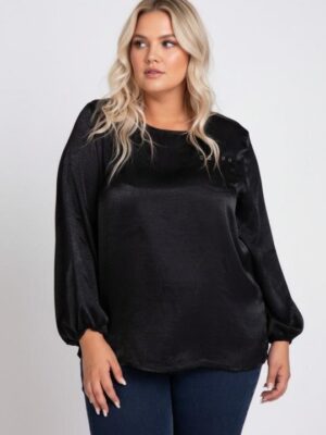 blouse noire satinée.