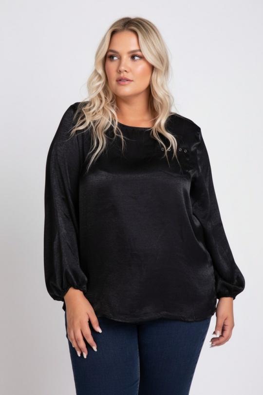 blouse noire satinée.